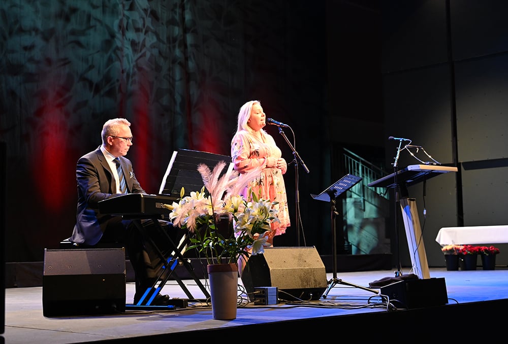 Kvinne som synger og mann som spiller piano