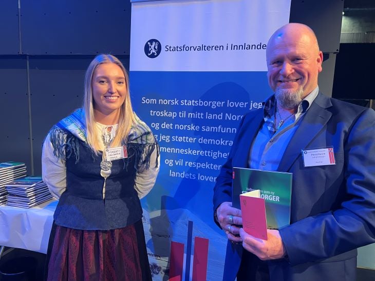 Statsborger Pierre sammen med utvalgsleder Maren Hellbu