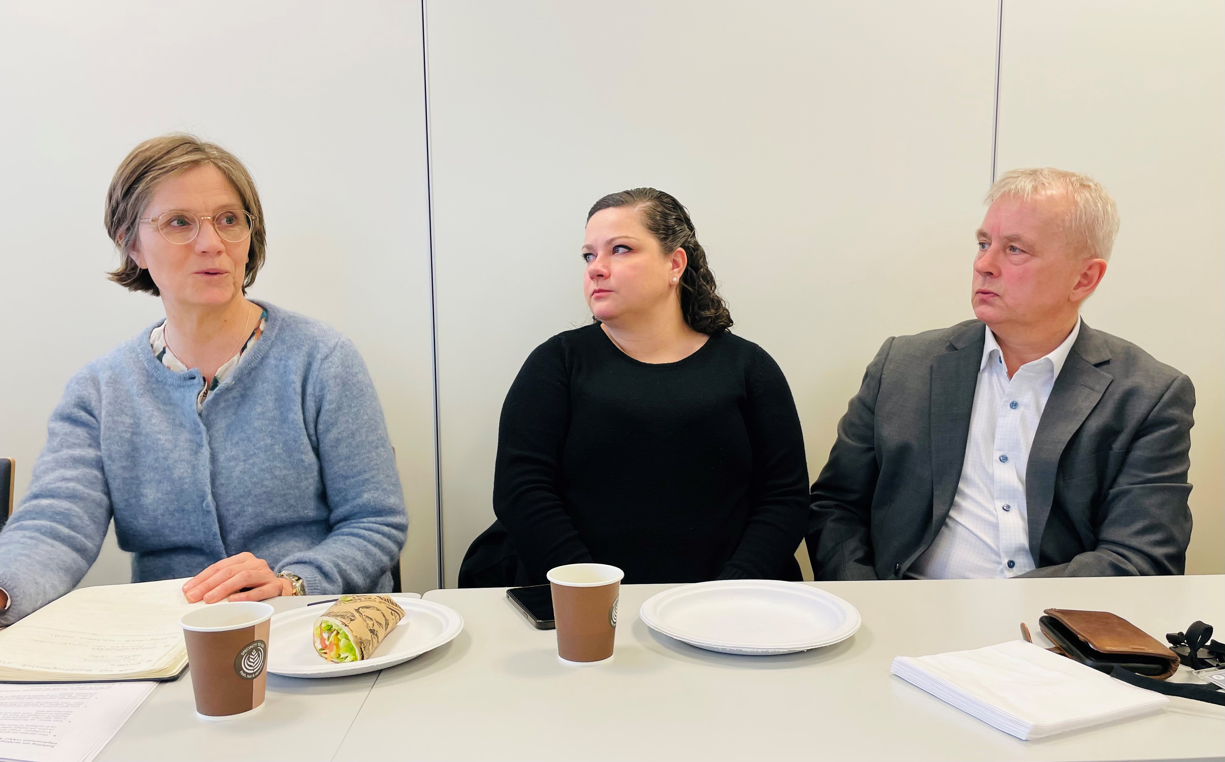 Kjersti Toppe (barne- og familieminister), Margrethe Haarr (stortingsrepresentant) og Knut Storberget (statsforvalter i Innlandet) snakker om stortingsmeldingen og får gode innspill fra ungdomsrådene tilbake.