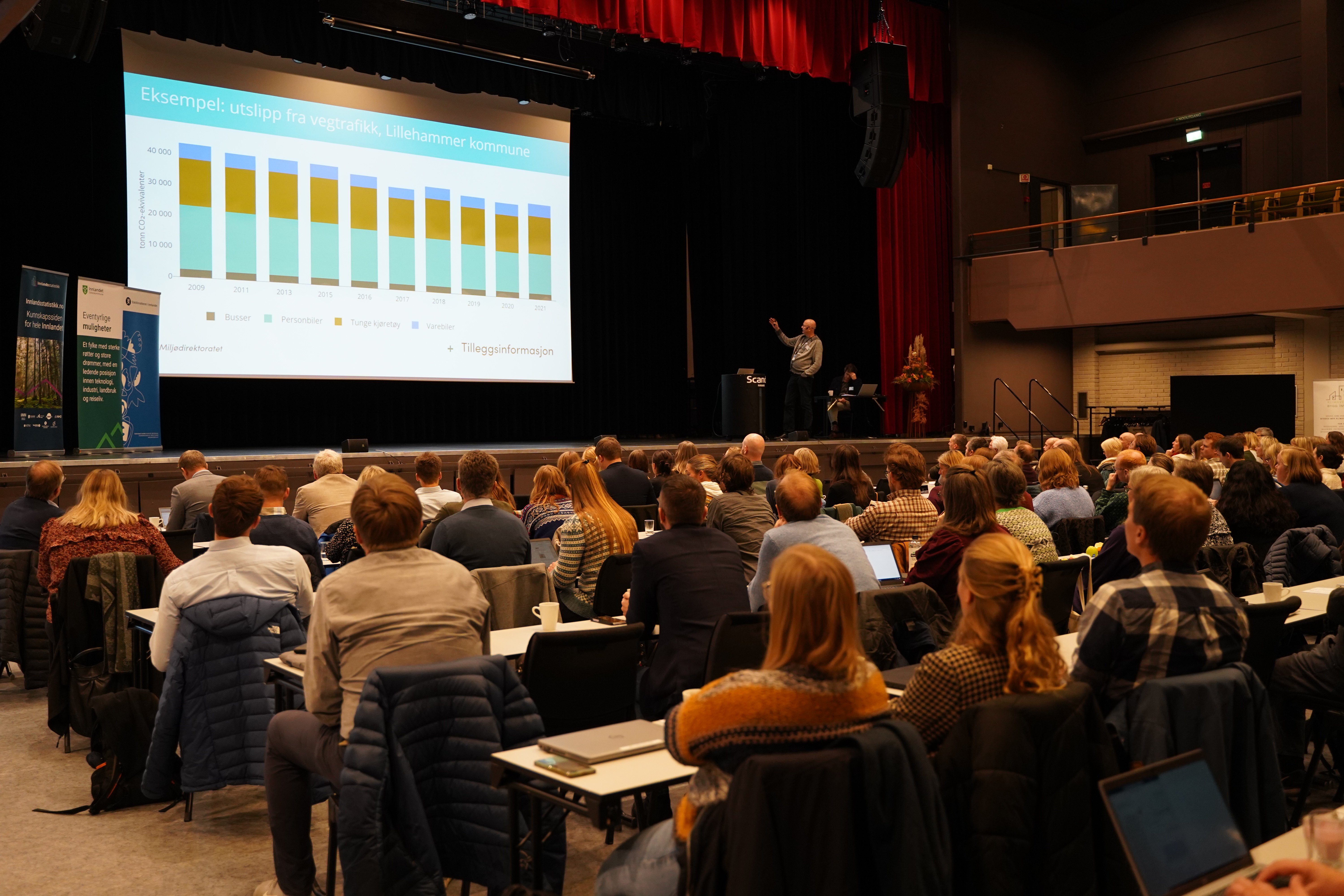 Fullsatt konferansesal.
