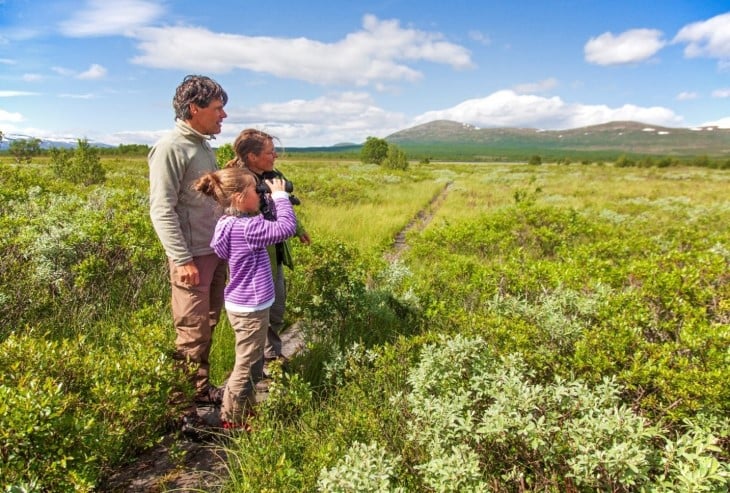 Familie som ser på fugler på Fokstumyra