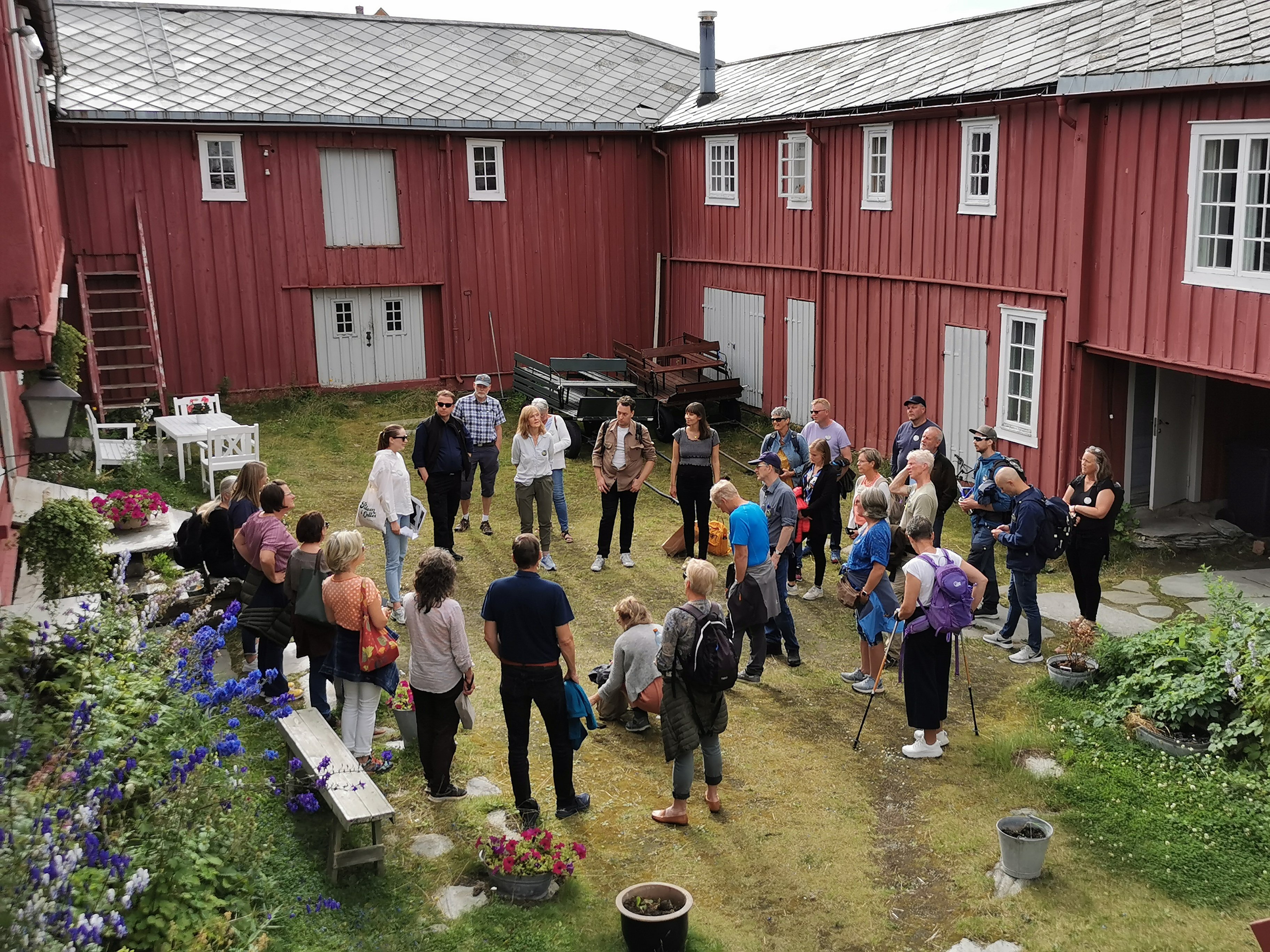 Bygårdene på Røros var fra gammelt sentrum for jordbruksdrifta. Her fra Apotekergården.