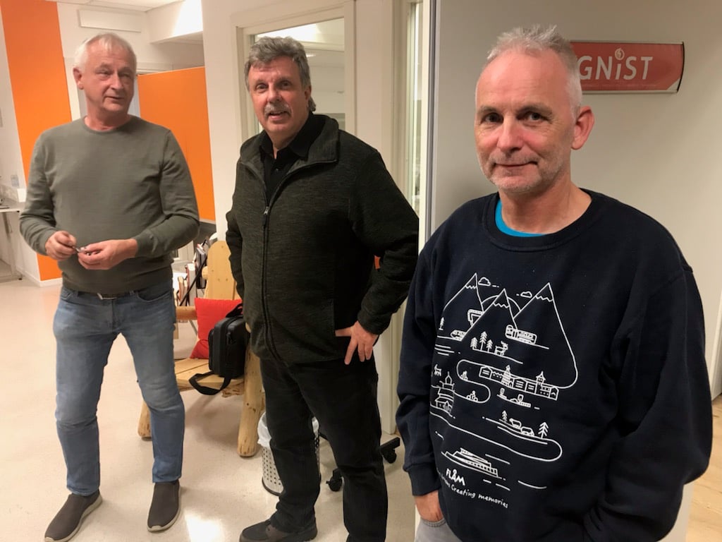 På møtet informerte Ole Torgeir Dokkebakke, innkjøpskoordinator i Valdres, om moglegheitene for å kjøpe inn lokalmat i kommunal sektor. I pausen gjekk praten om avtaler og regelverk. Frå venstre: Helge Holte, Bakeriet i Valdres, Ole Torgeir Dokkebakke og Jan Håheim, Vang kommune.