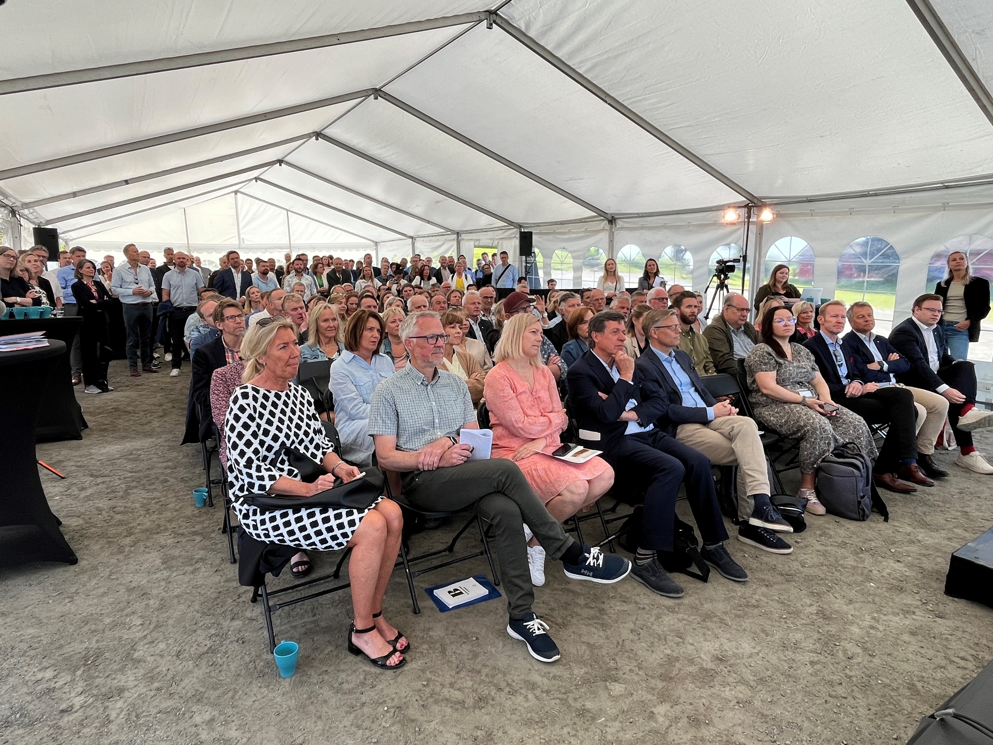 Det var om lag 150 personer på lanseringen på Atlungstad brenneri.
