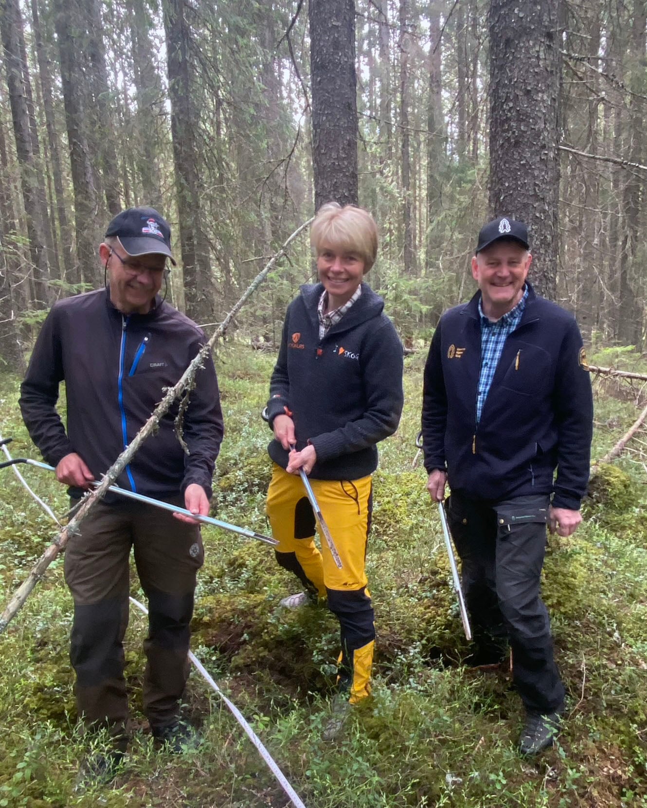 Tre personer ute i skog