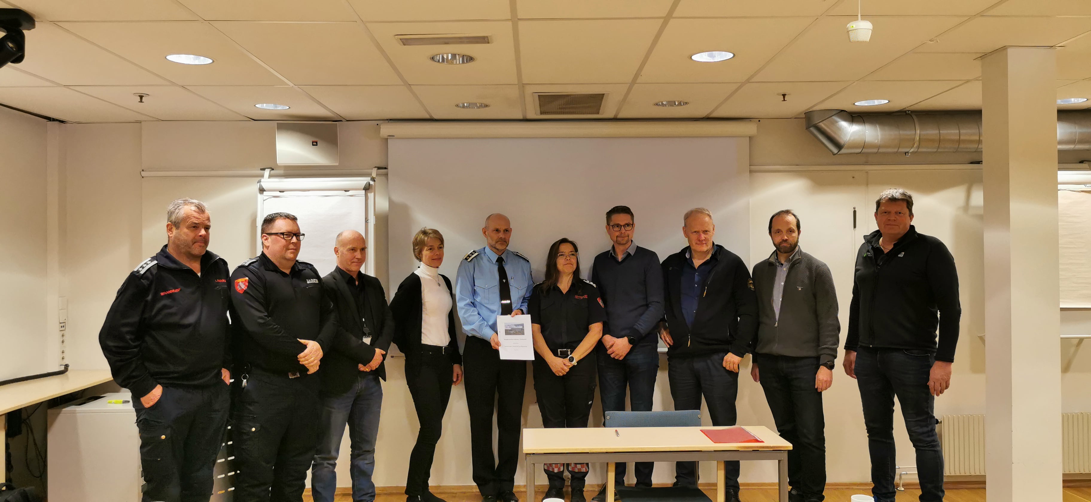 Signering av samarbeidsavtale mellom brannvesen, skognæringen og Statsforvalteren i Innlandet. Fra venstre: Arnfinn Strømstad, Jo Inge Westengen, Asbjørn Lund, Eva Skagestad, Trond Joar Kjenstadbakk, Laila Lien, Kenneth Langsethagen, Per Kveseth, Torgrim Fjellstad og Lars Kristen Haug.