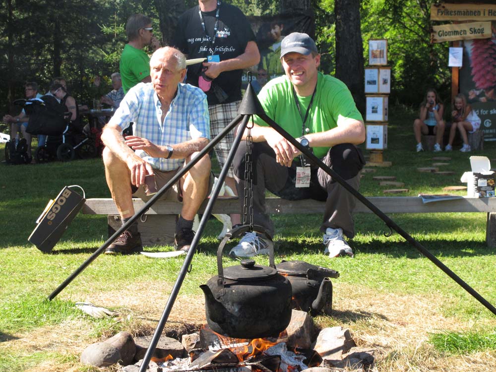 En pust i bakken, en kaffet&aring;r, og tid for en prat. Foto: Torfinn Kringlebotn