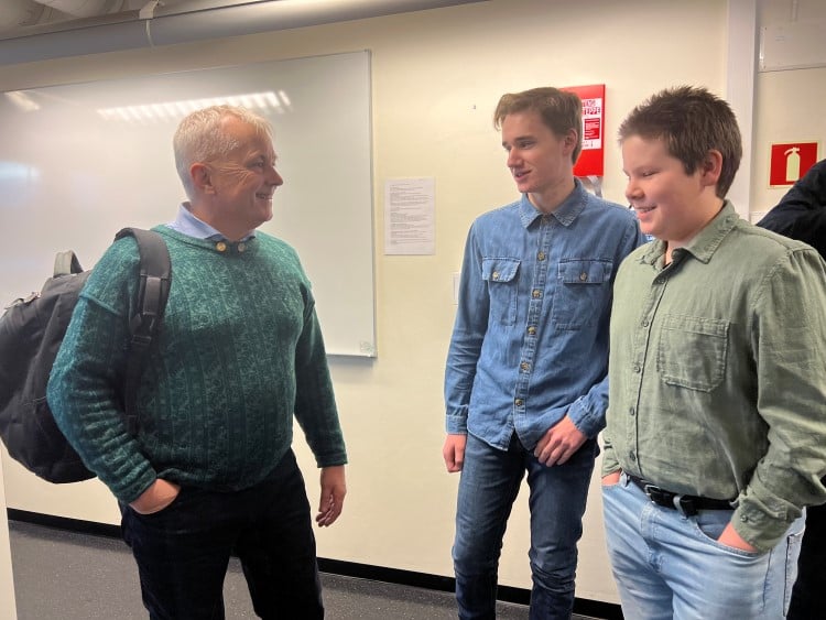 Statsforvalteren møter elevrådsleder og nestleder på Lesja skule.