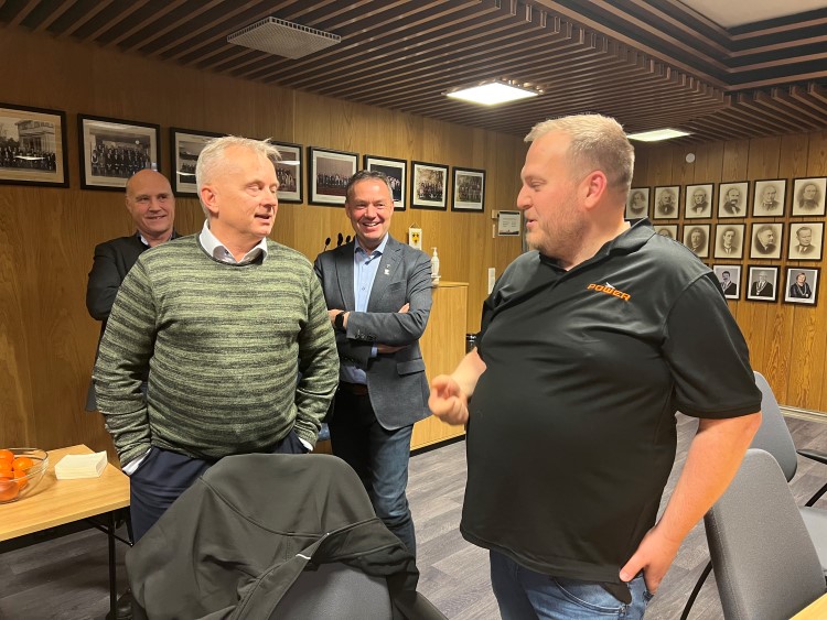 Knut Storberget i samatale med flomoffer