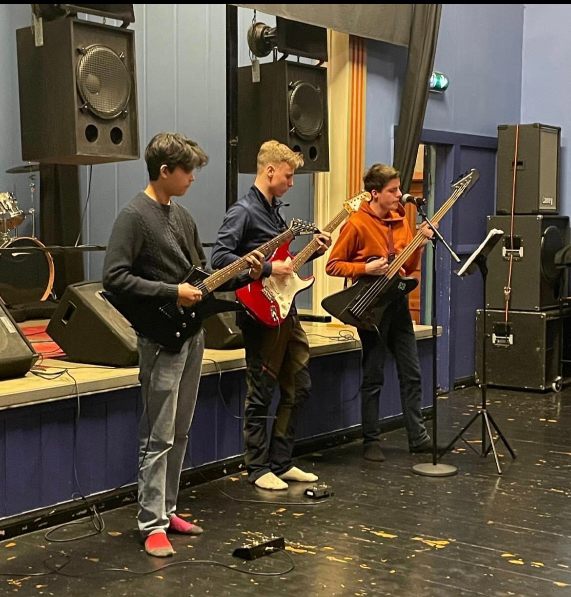 Folk spiller musikk
