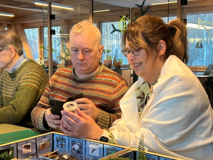 Mann og dame ser på edderkopp