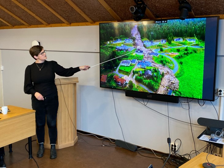 Ordfører viser bilde av ras