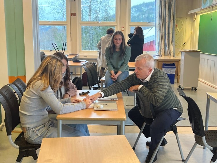Knut Storberget sammen med elever.