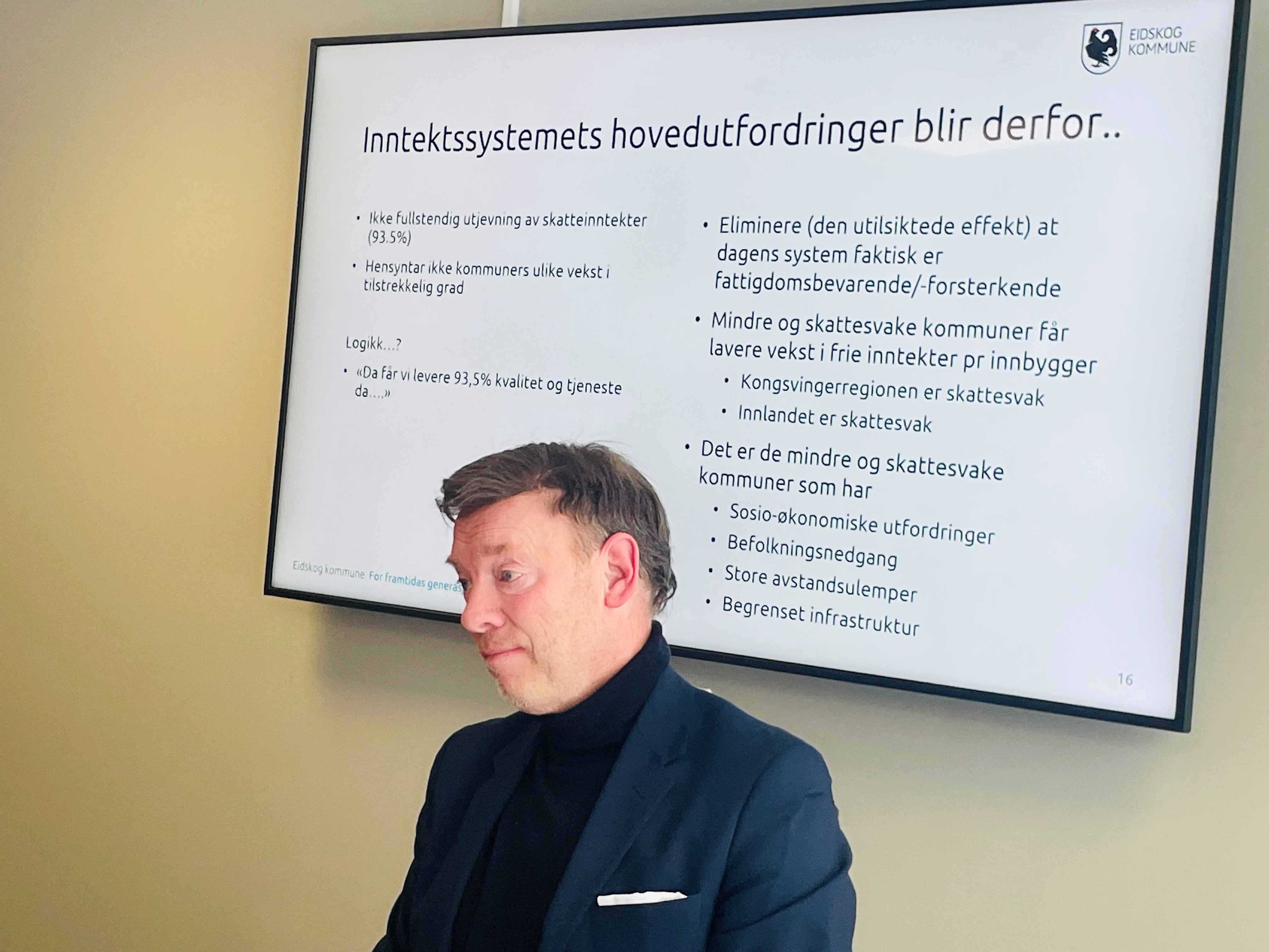 Mann står foran en presentasjon