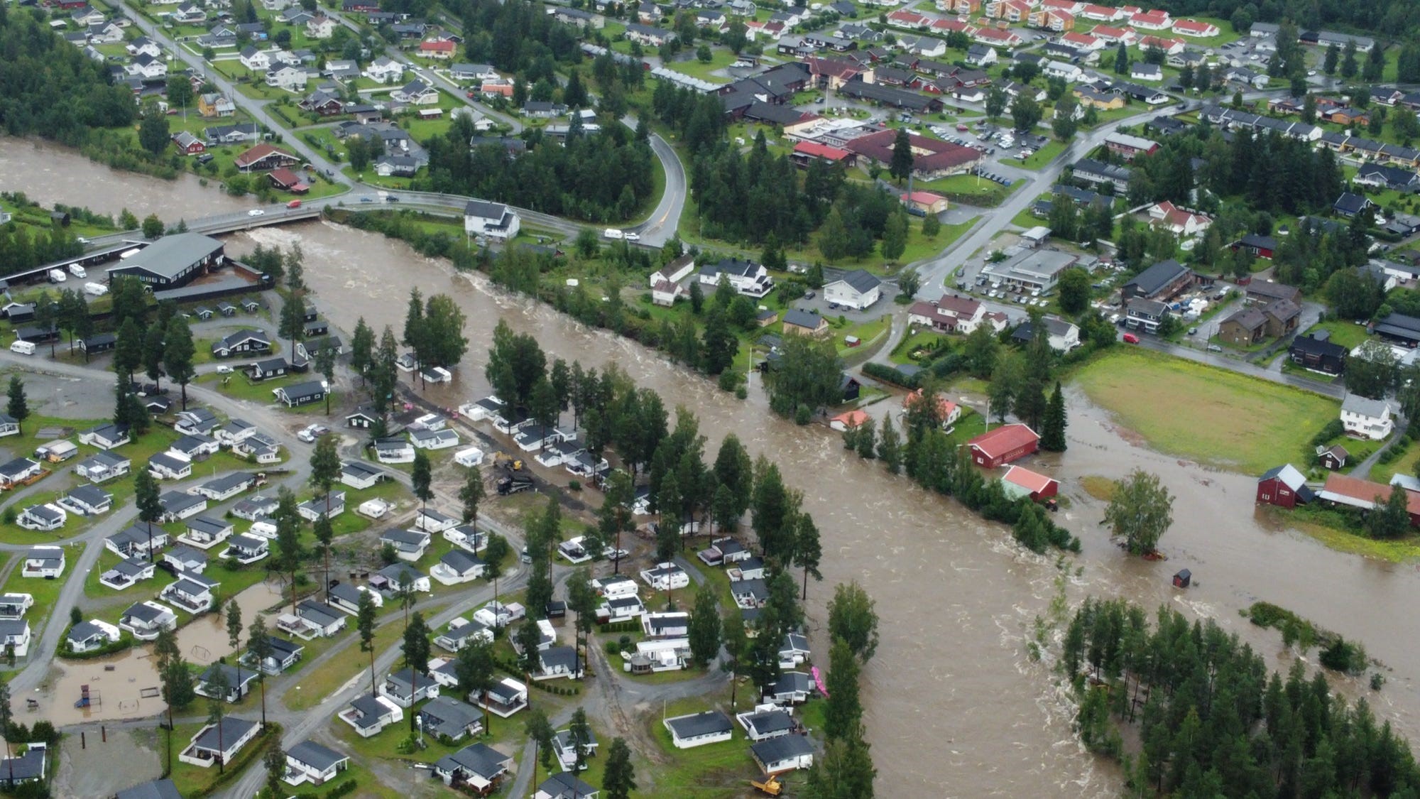 Foto av flom ved bebyggelse