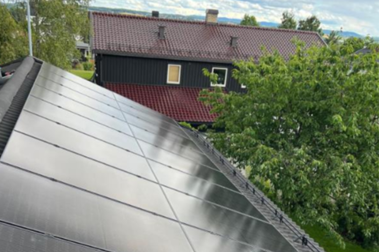 Solselle på hustak.