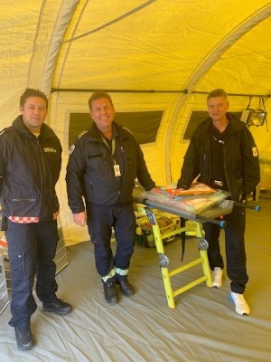 Ambulansepersonell i telt