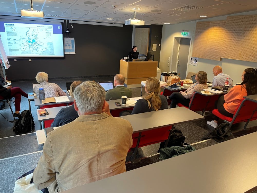 Kjersti Støve fra Statsforvalteren i samtale med flyktningkoordinatorer i Nord-Gudbrandsdal.