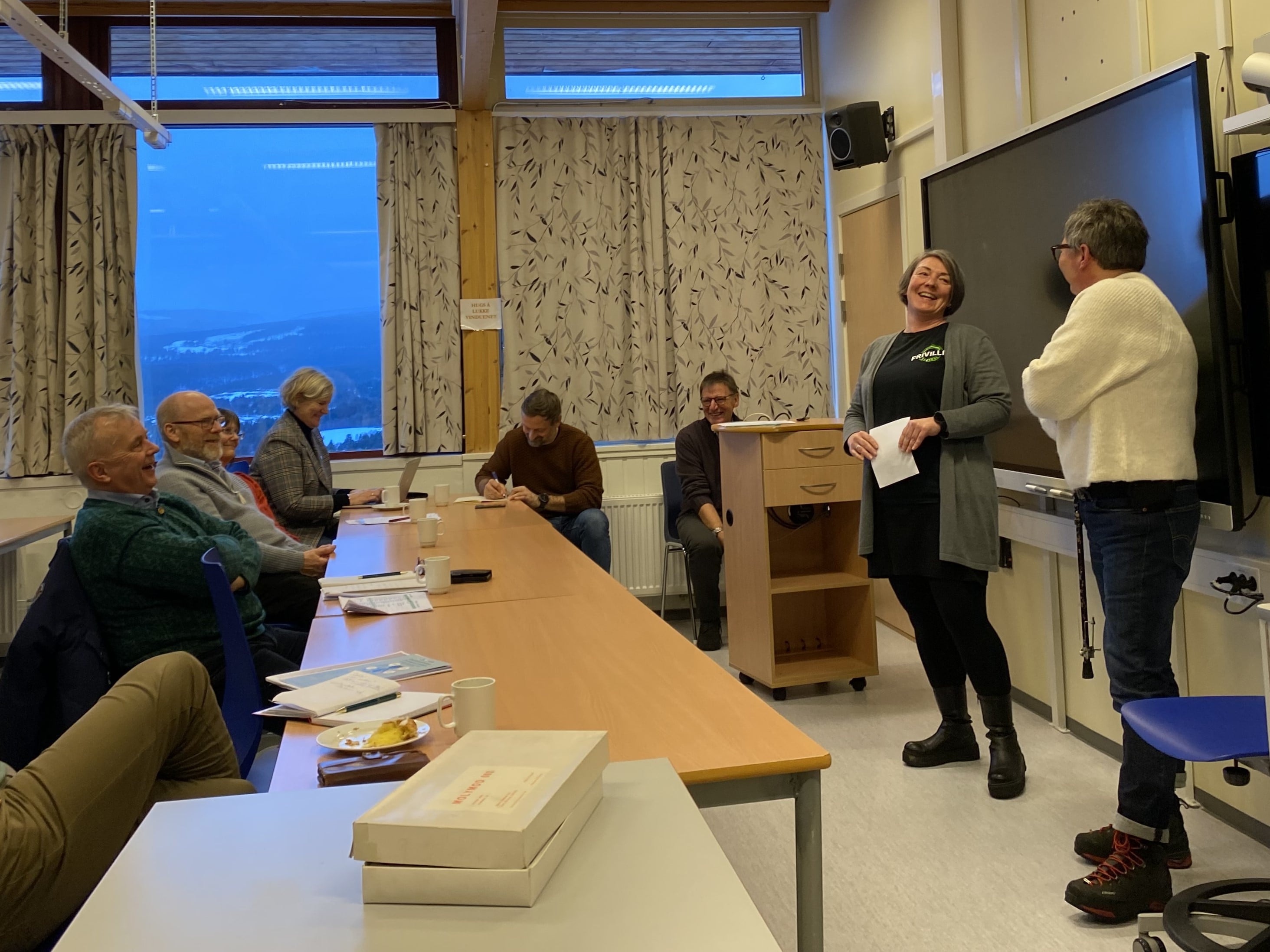 Statsforvalteren i Innlandet, ordfører i Dovre og flere møter to ansatte på Frivilligsentralen som forteller om Seniorsurf.