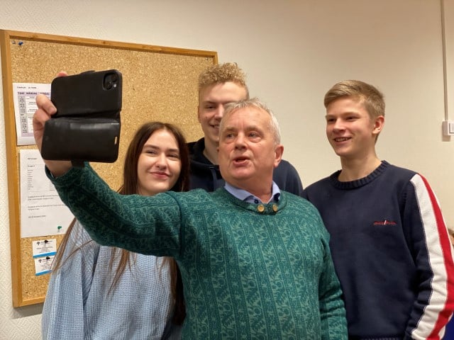 Statsforvalter tar selfie med 10. klassinger som har vunnet Klassequizen i gamle Oppland fylke.
