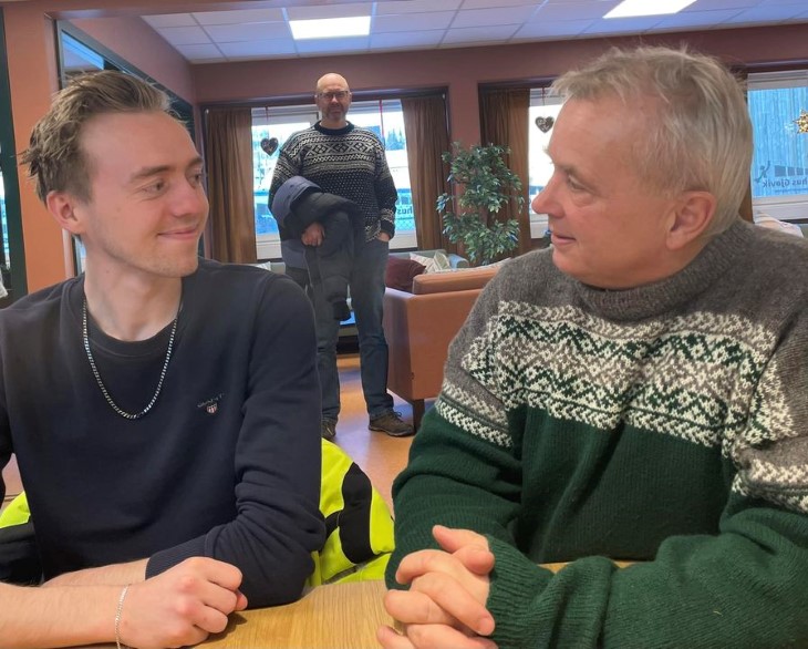 Statsforvalter Knut Storberget snakker med Mats, en av de unge på Jobbhus.