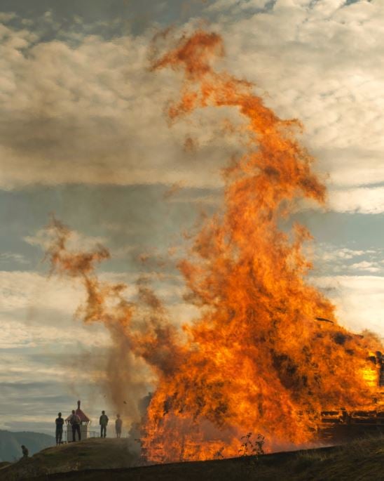 Jonsokbål på Leikanger. Foto: Tore Larsen Jonsokbål på Leikanger Foto: Tore Larsen