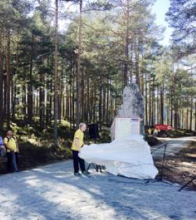 Ordf&oslash;rer Skjervagen avdekker bauta