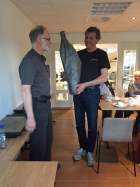 Folkehelser&aring;dgiver Roger Jensen (t.h.) fra Fylkesmannen har f&aring;tt blomster for medvirkning
