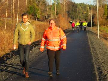 Ordf&oslash;rar Tor Peder Lohne og Vibeke Lin-Jacobsen fr&aring; Trafikksikringsutvalet i Telemark fylkeskommune var godt n&oslash;gde med den nye gang- og sykkelvegen