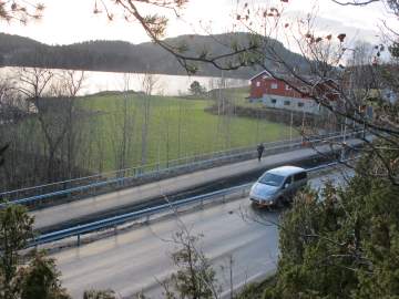 No har myke trafikkantar f&aring;tt sin eigen veg p&aring; Neslandsvatn. I alle &aring;r har dei m&aring;tte g&aring; og sykle p&aring; den trafikkfarlege hovudvegen gjennom bygda. Og det gamle, rustne jernbanesporet er vekk.