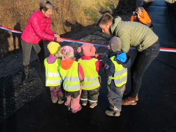 Offisiell opning av gs-vegen ved ordf&oslash;rar Tor Peder Lohne. Han fekk god hjelp av barn fr&aring; den lokale barnehagen og leiar Sigtru Nesland i Neslandsvatn Vel.