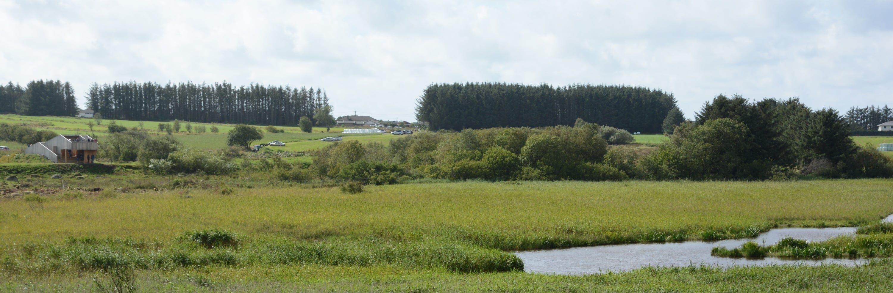 Utsikt over Slevdalsvann naturreservat mot friluftsamfiet
