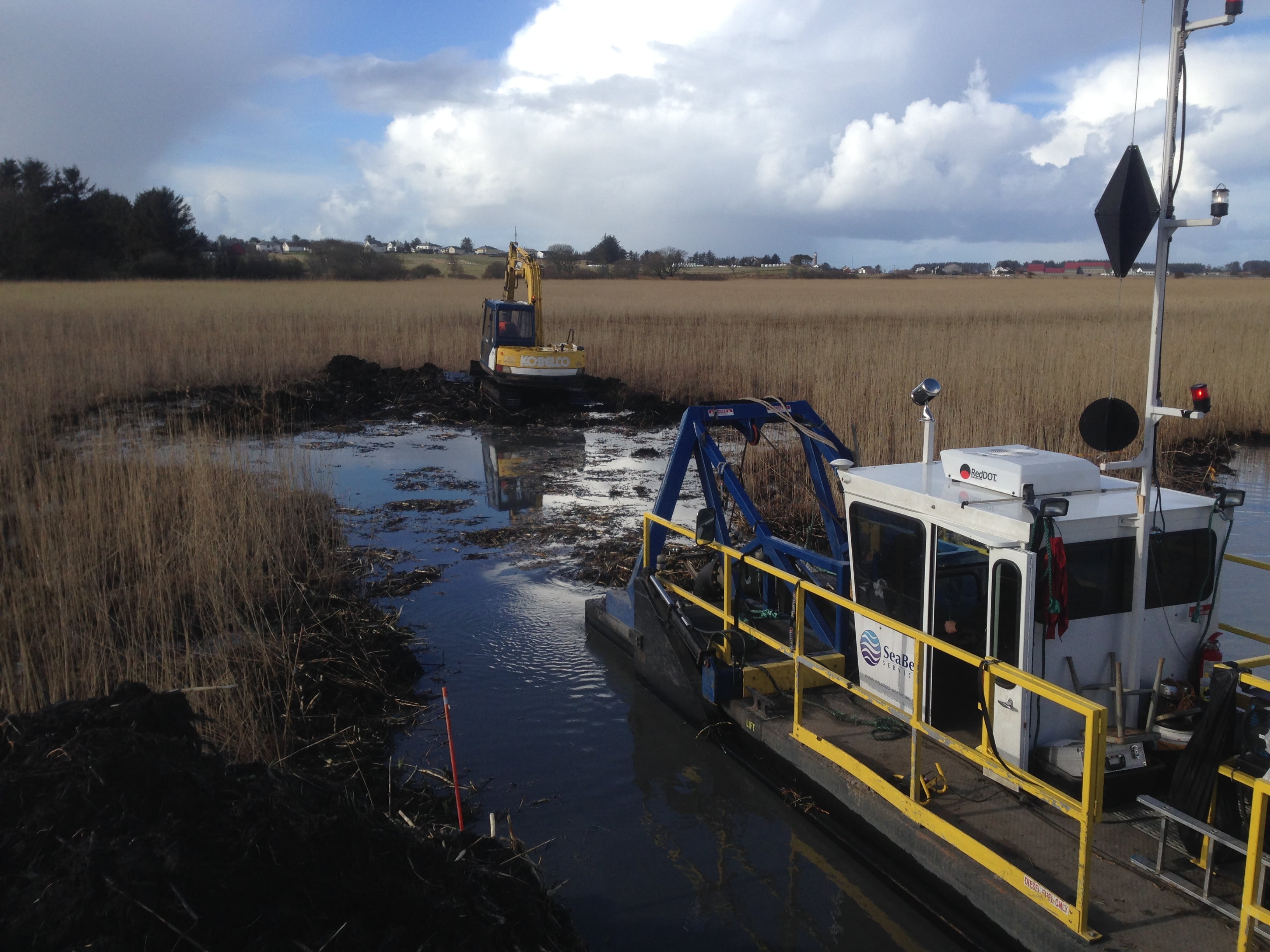 Slevdalsvann 2015: Versi-Dredge og gravemaskin lager kanal. Foto: Eivind Hellerslien